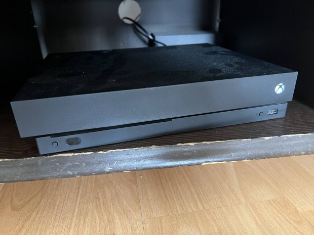 Xbox One X + 7 játék