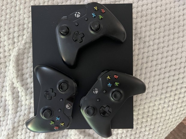 Xbox One X konzol
