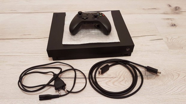 Xbox One X konzol megkmlt llapotban kontrolerrel