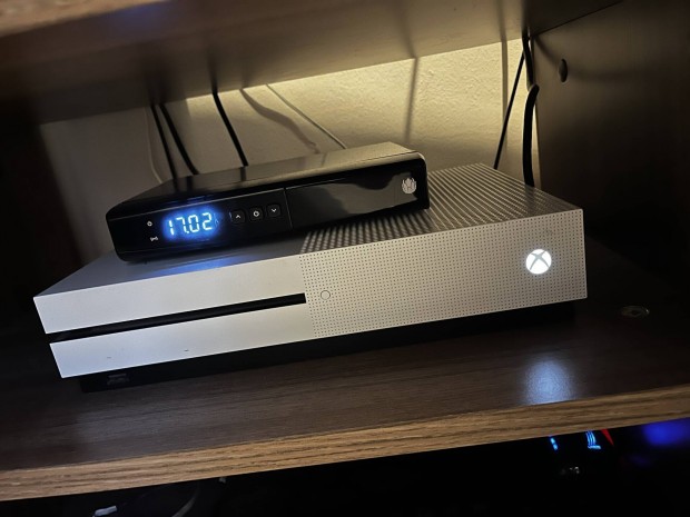 Xbox One s 500gb + 4 jtk