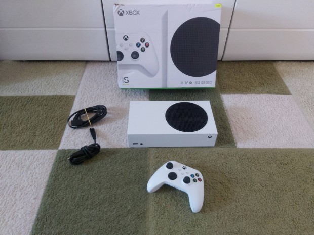 Xbox Series S 512GB Dobozban Tartozkaival 