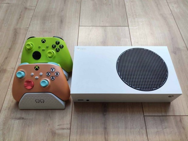 Xbox Series S 512GB, 2db kontroller + ajándék töltő és akku