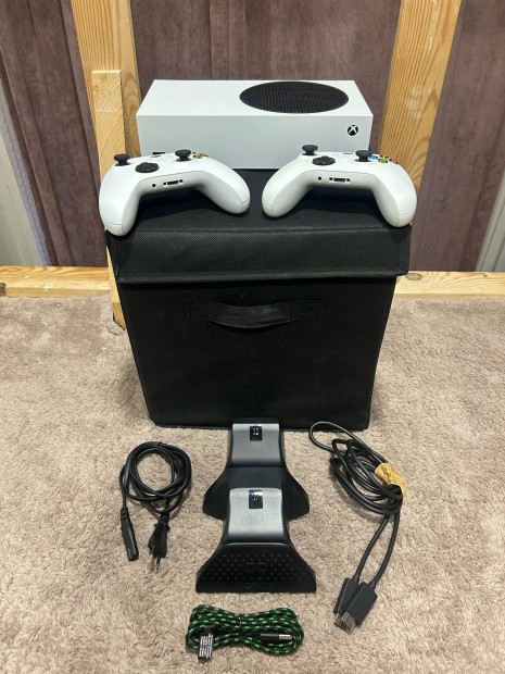Xbox Series S 512 GB 2 kontrollerrel + töltőállomással számlával,