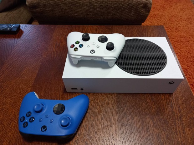 Xbox Series S + 2 controller dobozban, j llapotban