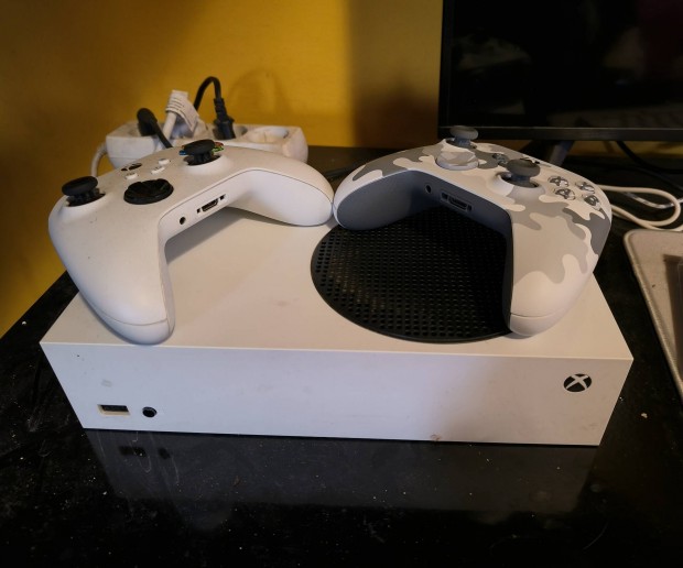 Xbox Series S + 2 kontroller