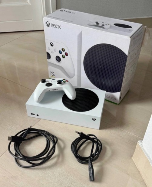Xbox Series S konzol gyári tartozékaival