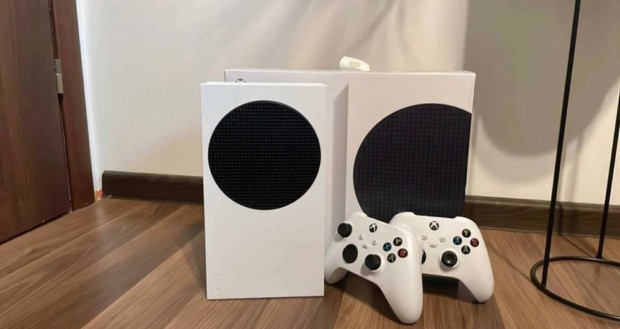 Xbox Series S konzol kettő db kontrollerrel