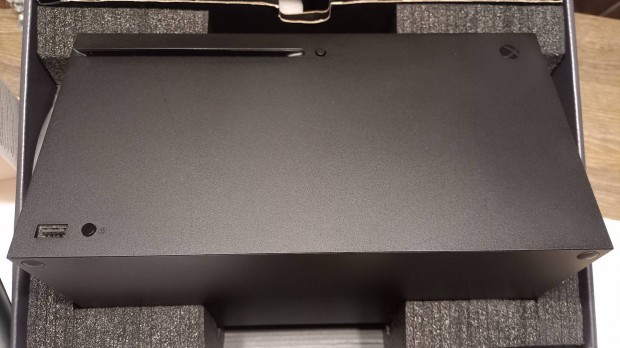 Xbox Series X 1TB SSD, 4K konzol sok játékkal, dobozában