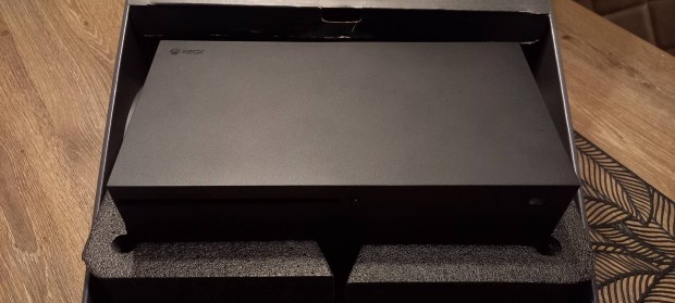 Xbox Series X konzol 1TB SSD, 2db joy, Akkuszett, Dobozban!