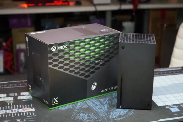 Xbox Series X konzol s kontroller