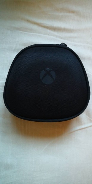 Xbox kontroller tart, gombokkal elad. 