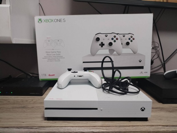 Xbox one S 1TB 1 karral 3 lemezzel