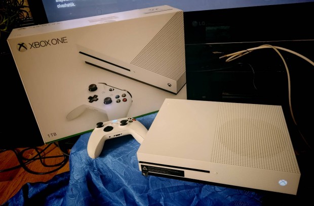 Xbox one S 1 Terrs 1 darab kontrollerrel 