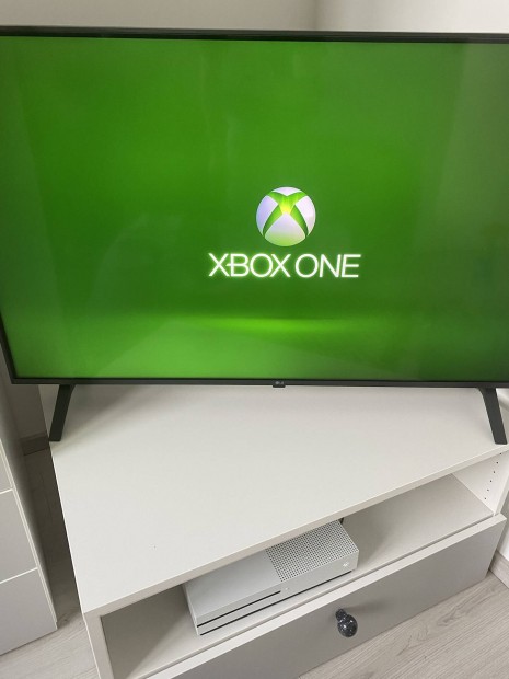 Xbox one S 500 GB+ 2 kontroller+ mikrofonos fejhallgat