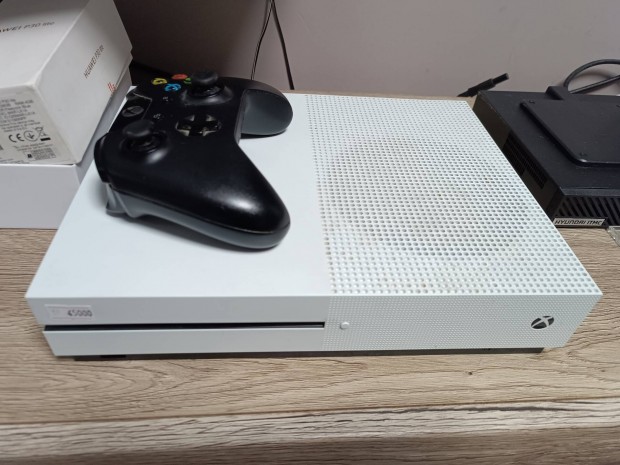 Xbox one S egy karral kbelekkel 