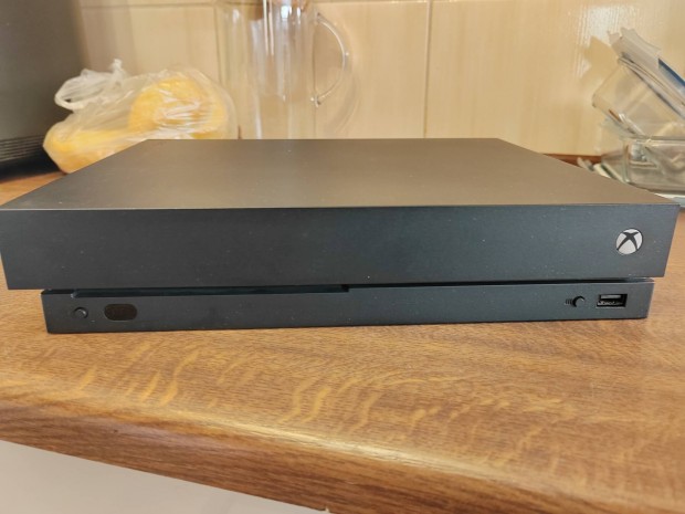 Xbox one X 1tb elad 