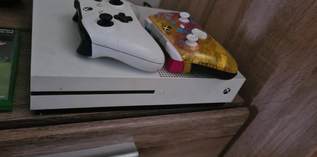 Xbox one s + 2 Kontroller + Fifa 25 fc játék