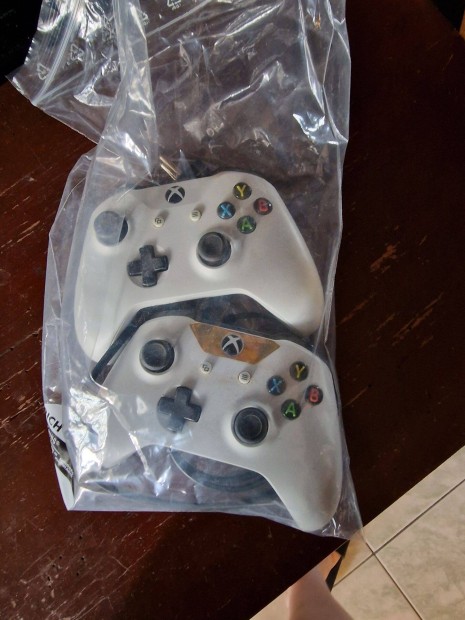 Xbox one s és játékok + 2 kontroller
