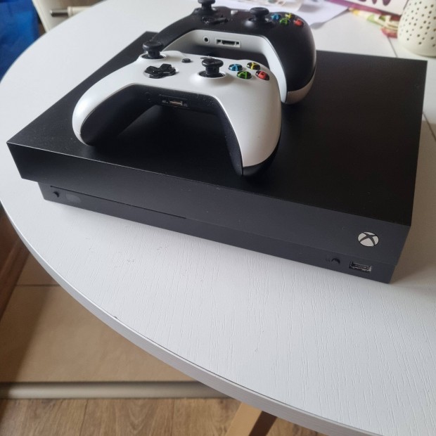 Xbox one x 1 Tb + 2 Kontroller, angol tp + HDMI