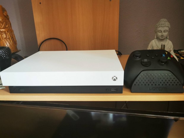 Xbox one x 1 tb /fehr / jatekkoz