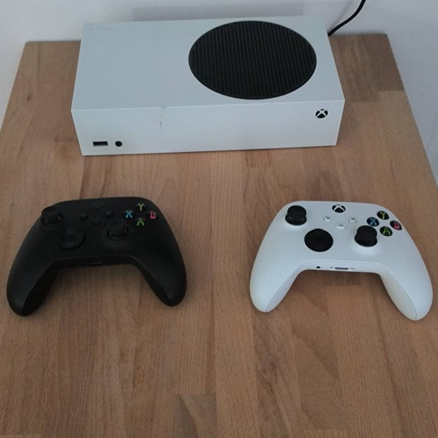 Xbox s két karral 13 játékkal
