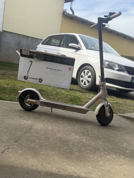 Xiaomi Mi Electric Scooter 3- tartoz�kokkal j� �llapot�