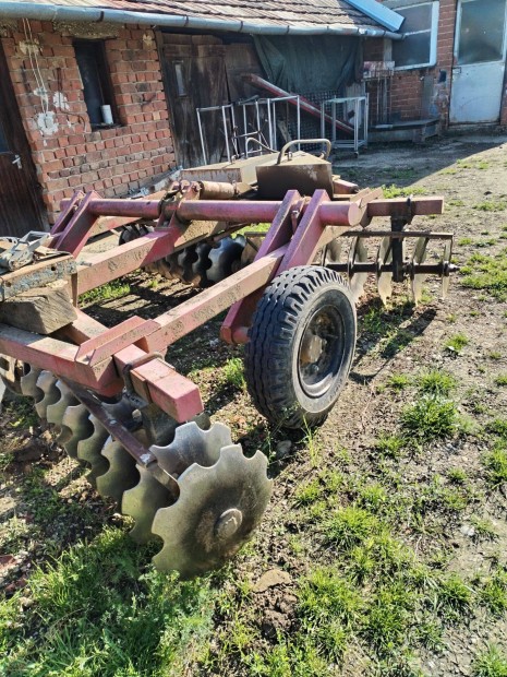 Xt vontatott trcsa