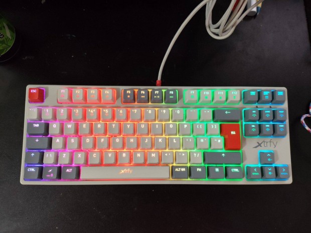 Xtrfy K4, RGB, Tkl, mechanikus, bolti r felrt