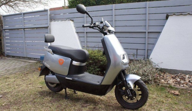 Yadea Z-Tech Ztech ZT-33BE8 elektromos robogó újszerű karcmentes