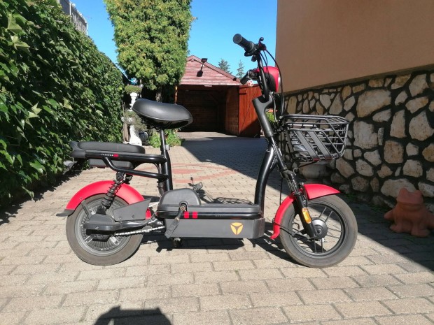 Yadea j akkumultorokkal. 