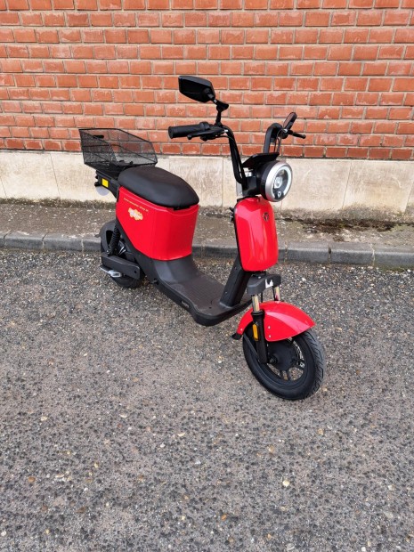 Yadea zt 05 48v lítium 1050km újszerű