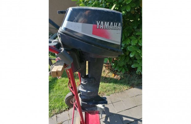 Yamaha 6 lóerős 2 T hosszú triebes csónakmotor üzemanyag tankkal