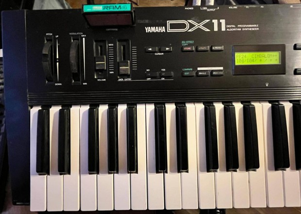 Yamaha DX11 szintetiztor