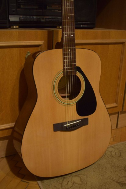 Yamaha F310 akusztikus gitár