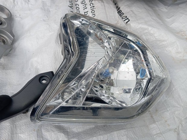 Yamaha FZ1 alkatr�szek , N -es els� l�mpa l�mpatart�val