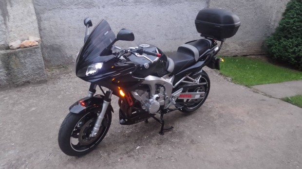 Yamaha FZ-6s Fazer 600ccm elad�, egyedi megold�sokkal