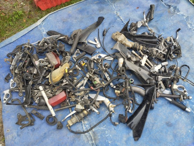 Yamaha Fzr 1000 alkatr�szek t�bb �vj�rat egyben