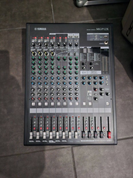 Yamaha MGP12X dupla effektes keverőpult