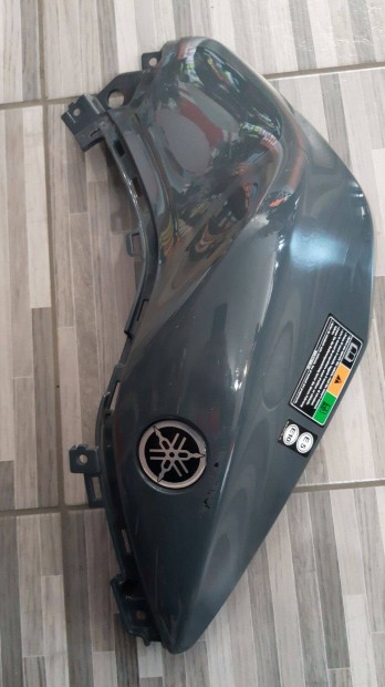 Yamaha MT-125 jobb tank idom