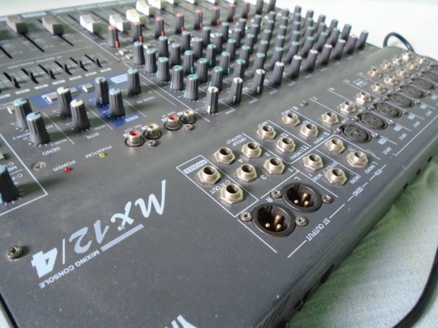 Yamaha MX-12/4 keverő