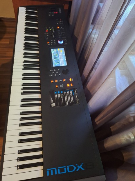 Yamaha Modx 8 újszerű állapotban
