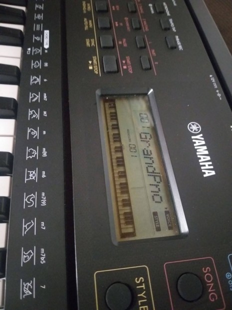 Yamaha PSR-E 273 szintetiztor