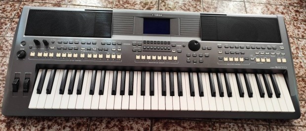 Yamaha PSR S670 szintetiztor ajndk pedllal 