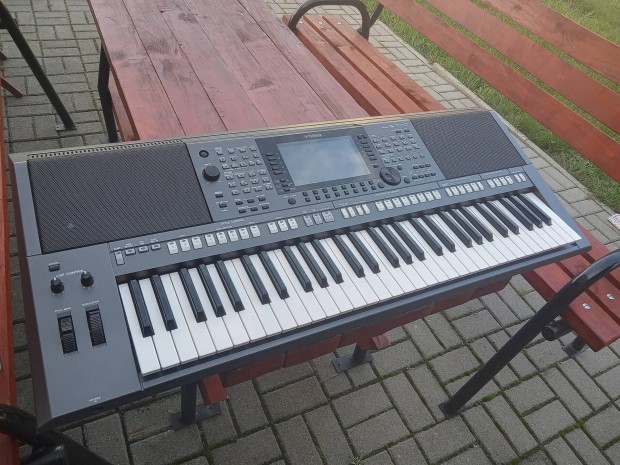 Yamaha PSR S770