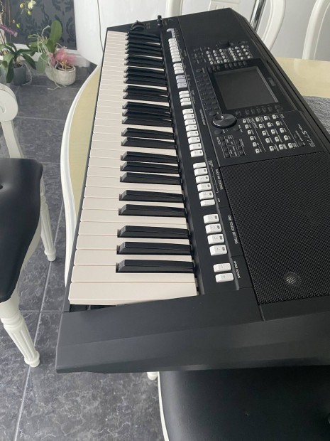 Yamaha PSR -S775