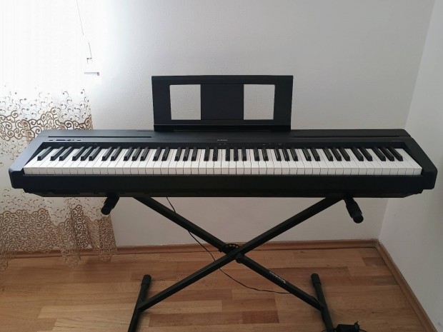 Yamaha P-45 digitlis zongora, llvnnyal egytt.