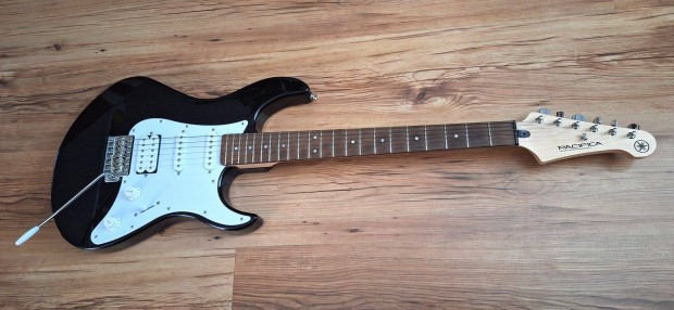 Yamaha Pacifica 012 fekete elektromos gitár