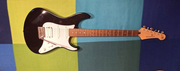 Yamaha Pacifica 012 fekete elektromos gitár