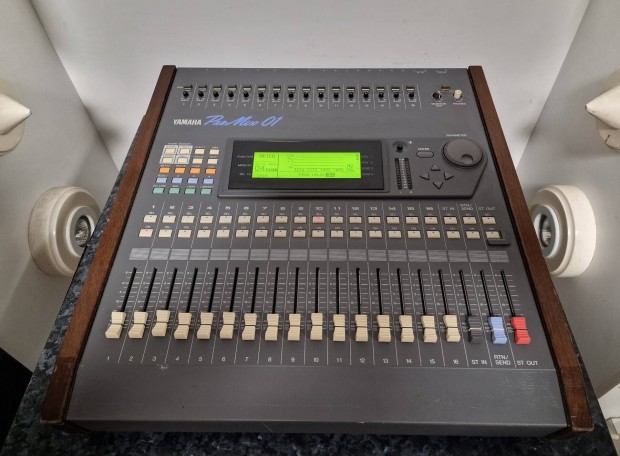 Yamaha Promix 01, 16 csatorns, digitlis memris stereo kever 