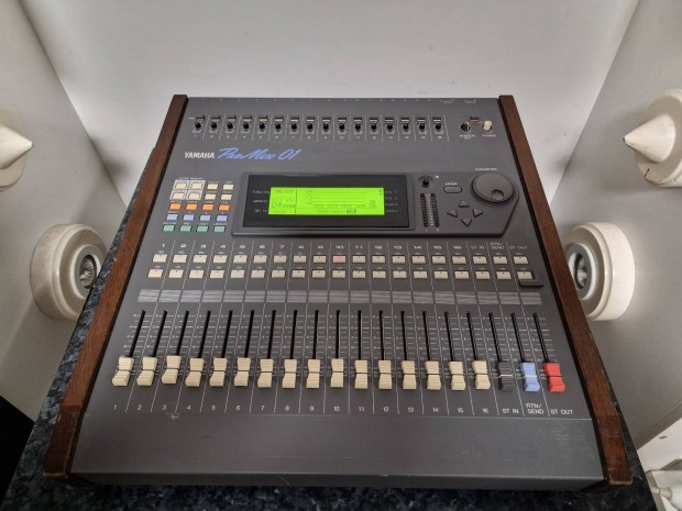 Yamaha Promix 01, 16 csatorns digitlis kever 